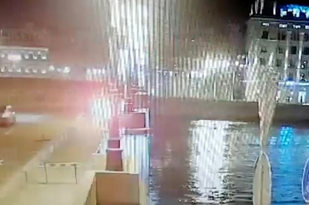 Появилось видео прыжка на машине через разведенный мост в Петербурге