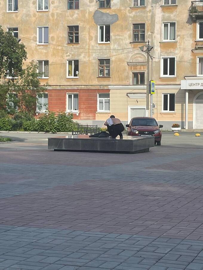 Мужчина получил три года за неуважение к Вечному огню qhxiddriedixkmp