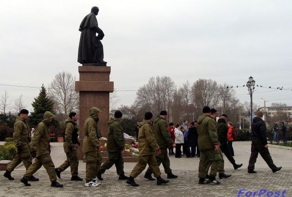 Военизированные люди на митинге