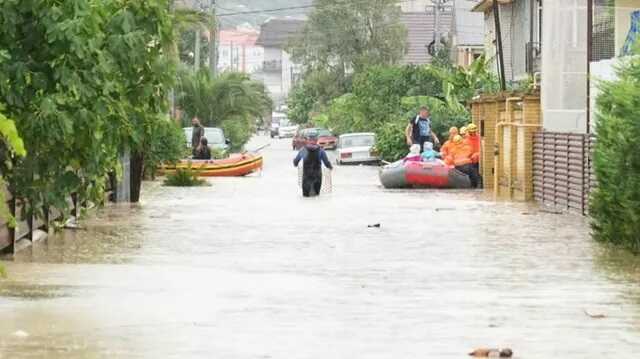 Троих пропавших при потопе в Туапсе людей снесло потоком воды вместе с домом