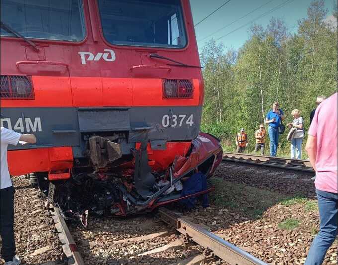 Легковой автомобиль попал под электричку в Подмосковье