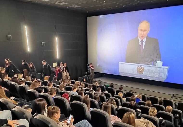 В кинотеатре Уфы во время показа послания дежурят полицейские и спасатели